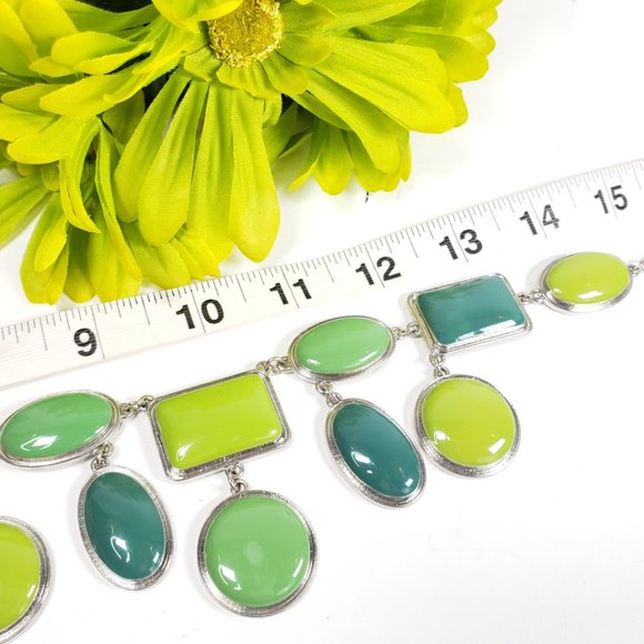 Statement bib necklace in green colors - Picture 6 of 8